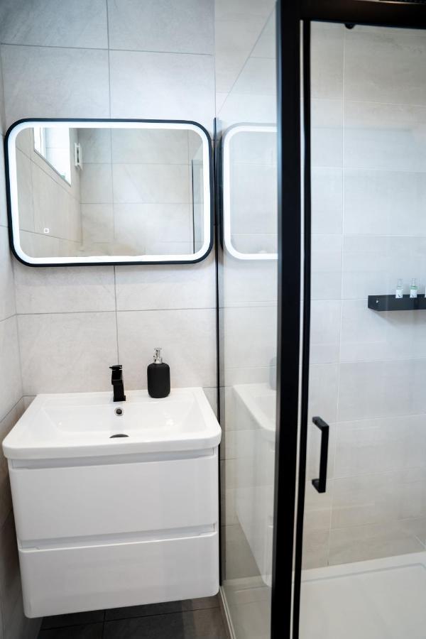 פרת' Luxurious Two Bedroom Apartment With Private Parking מראה חיצוני תמונה