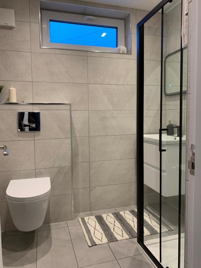 פרת' Luxurious Two Bedroom Apartment With Private Parking מראה חיצוני תמונה